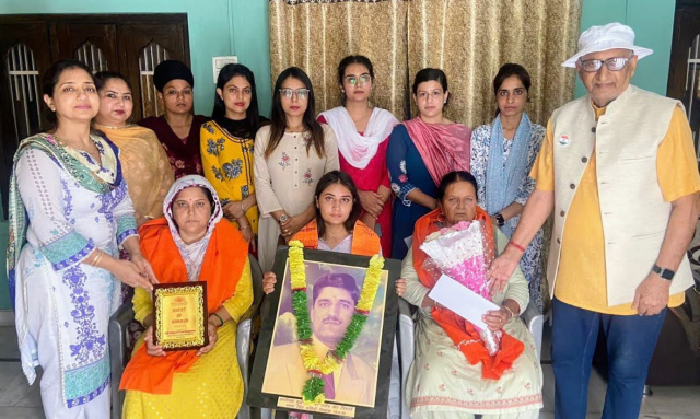 You are currently viewing ਕਾਰਗਿਲ ਸ਼ਹੀਦੀ ਦਿਵਸ ਮੌਕੇ ਕੇ.ਐਮ.ਐਸ ਕਾਲਜ ਵੱਲੋਂ ਕਾਰਗਿਲ ਸ਼ਹੀਦ ਪਵਨ ਸਿੰਘ ਨੰਗਲ ਬਿਹਲਾਂ ਦੇ ਪਰਿਵਾਰ ਨੂੰ ਕੀਤਾ ਸਨਮਾਨਿਤ 