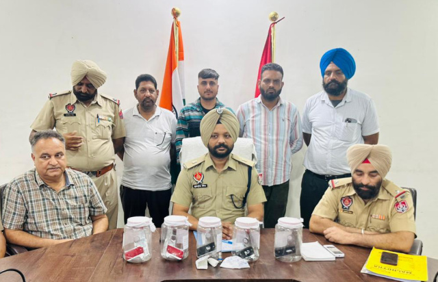 You are currently viewing ਪੁਲਿਸ ਵੱਲੋਂ ਨਜਾਇਜ ਹਥਿਆਰਾਂ ਸਮੇਤ 02 ਦੋਸ਼ੀ ਕਾਬੂ