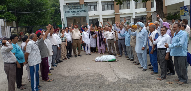 Read more about the article *ਪੰਜਾਬ-ਯੂ.ਟੀ.ਮੁਲਾਜ਼ਮ ਅਤੇ ਪੈਨਸ਼ਨਰਜ਼ ਸਾਂਝੇ ਫਰੰਟ ਨੇ ਪ੍ਰਧਾਨ ਮੰਤਰੀ ਦਾ ਪੁਤਲਾ ਫੂਕਿਆ*
