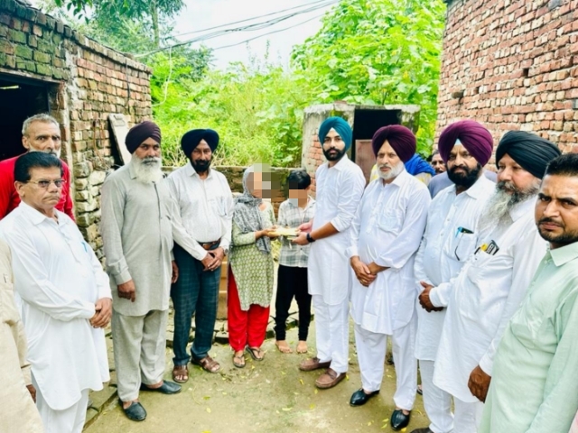 You are currently viewing ਸਵ.ਚੌਧਰੀ ਦਵਿੰਦਰ ਸਿੰਘ ਬਿੰਦੀ ਜੀ ਦੇ ਪਰਿਵਾਰ ਵਲੋਂ ਜਰੂਰਤਮੰਦ ਪਰਿਵਾਰ ਨੂੰ 50 ਹਜ਼ਾਰ ਰੁਪਏ ਦੀ ਰਾਸ਼ੀ ਭੇਂਟ