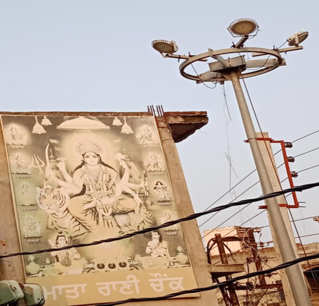 You are currently viewing लाखों रुपए सरकारी फंड से खर्च करके माता रानी चौंक दसूूहा में लगी हाई मास्ट स्ट्रीट लाइट को ठीक करवाने की मांग