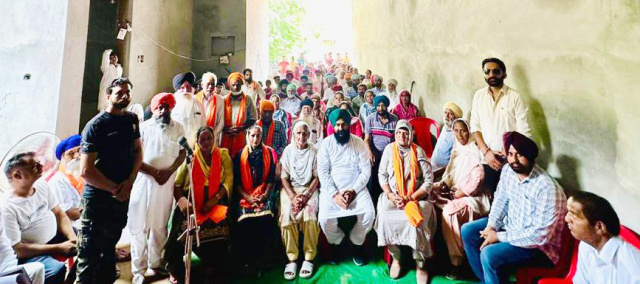 You are currently viewing ਗੜ੍ਹਦੀਵਾਲਾ ਚ ਅਕਾਲੀ ਦਲ(ਬ) ਨੂੰ ਝਟਕਾ,ਪਿੰਡ ਝੰਬੋਵਾਲ ਦੀ ਪੰਚਾਇਤ ਅਤੇ ਹੋਰ ਪਿੰਡ ਵਾਸੀ ਨੇ ਫੜਿਆ ਆਪ ਦਾ ਪੱਲਾ