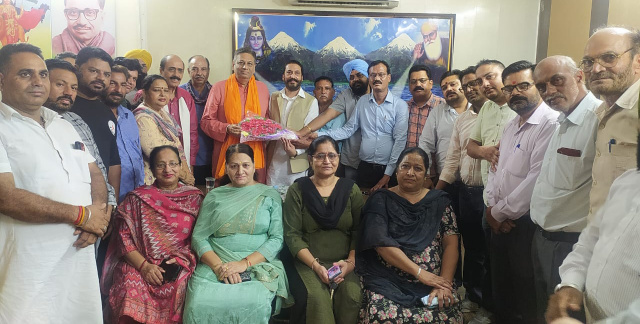 You are currently viewing ਭਾਜਪਾ ਵਿੱਚ ਸ਼ਾਮਲ ਹੋਣ ਵਾਲੇ ਹਰ ਆਗੂ ਅਤੇ ਵਰਕਰ ਦਾ ਪੂਰਾ ਮਾਣ ਸਨਮਾਨ ਹੋਵੇਗਾ : ਹੀਰਾ ਵਾਲੀਆ