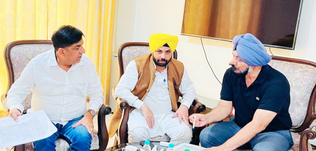 You are currently viewing ਹੁਸ਼ਿਆਰਪੁਰ ‘ਚ ਬਣਨ ਵਾਲੇ ਨਵੇਂ ਮੈਡੀਕਲ ਕਾਲਜ ਸਬੰਧੀ ਜਿੰਪਾ ਵੱਲੋਂ ਈਟੀਓ ਨਾਲ ਮੀਟਿੰਗ