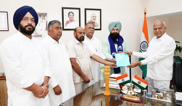 You are currently viewing ਬਸਪਾ ਦੇ ਪੰਜ ਮੈਂਬਰੀ ਵਫ਼ਦ ਨੇ ਕੀਤੀ ਪੰਜਾਬ ਰਾਜ ਗਵਰਨਰ ਨਾਲ ਮੁਲਾਕਾਤ