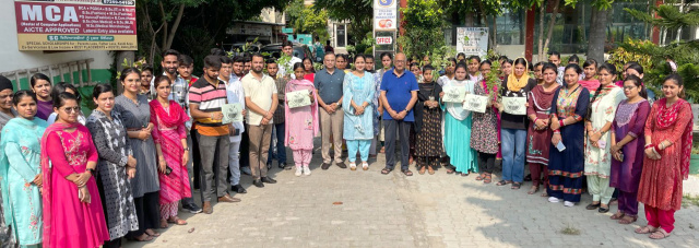 You are currently viewing ਸ਼ਹੀਦ ਊਧਮ ਸਿੰਘ ਜੀ ਦੀ ਯਾਦ ਵਿੱਚ “ਮੇਰੀ ਮਾਟੀ ਮੇਰਾ ਦੇਸ਼” ਮੁਹਿੰਮ ਅਧੀਨ ਕੇ.ਐਮ.ਐਸ ਈਕੋ ਕਲੱਬ ਦੇ ਮੈਂਬਰ ਵਿਦਿਆਰਥੀਆਂ ਨੇ ਪੌਦੇ ਵੰਡੇ – ਪ੍ਰਿੰਸੀਪਲ ਡਾ.ਸ਼ਬਨਮ ਕੌਰ