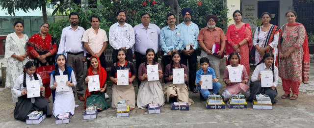 Read more about the article ਸ਼ਾਨਦਾਰ ਰਹੇ ਭਾਸ਼ਾ ਵਿਭਾਗ ਦਫ਼ਤਰ ਹੁਸ਼ਿਆਰਪੁਰ ਵਲੋਂ ਕਰਵਾਏ ਸਾਹਿਤ ਸਿਰਜਣ ਅਤੇ ਕਵਿਤਾ ਗਾਇਨ ਮੁਕਾਬਲੇ