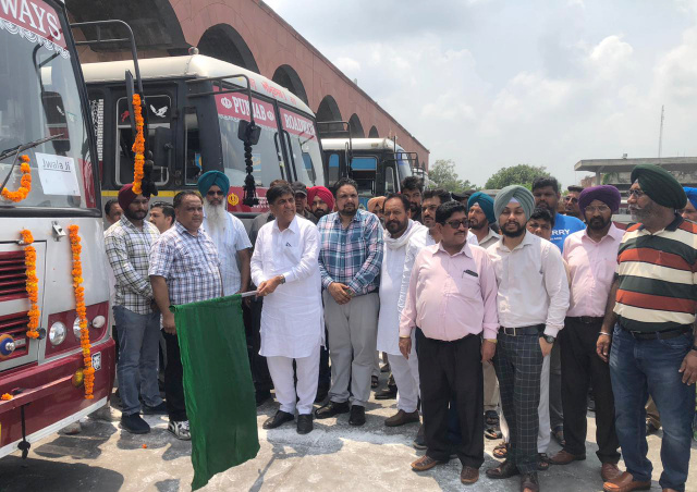 You are currently viewing ਕੈਬਨਿਟ ਮੰਤਰੀ ਜਿੰਪਾ ਨੇ ਹੁਸ਼ਿਆਰਪੁਰ ਤੋਂ ਚਿੰਤਪੁਰਨੀ-ਜਵਾਲਾਜੀ ਵਾਸਤੇ ਨਵੀਂ ਬੱਸ ਨੂੰ ਝੰਡੀ ਦੇ ਕੇ ਕੀਤਾ ਰਵਾਨਾ