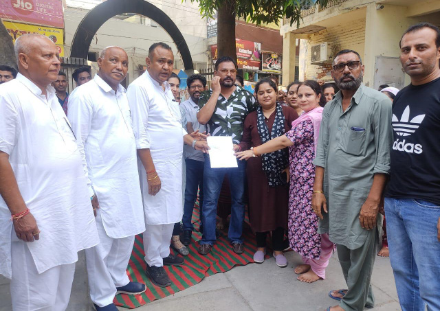 You are currently viewing ਨਗਰ ਕੌਂਸਲ ਮੁਲਾਜ਼ਮਾਂ ਨੇ ਮੰਗਾਂ ਨੂੰ ਲੈਕੇ ਬੱਲੂ ਨੂੰ ਸੌਂਪਿਆ ਮੰਗ ਪੱਤਰ