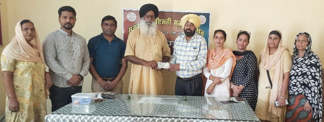 You are currently viewing ਪ੍ਰਵਾਸੀ ਭਾਰਤੀਆਂ ਨੇ ਸਰਕਾਰੀ ਪ੍ਰਾਇਮਰੀ ਸਕੂਲ ਲੱਖਪੁਰ ਦੇ ਵਿਕਾਸ ਲਈ ਦਿੱਤਾ ਇਕ ਲੱਖ ਰੁਪਏ ਦਾ ਚੈਕ