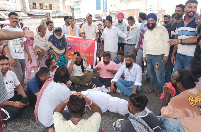 You are currently viewing ਨਗਰ ਕੌਂਸਲ ਦਸੂਹਾ ਦੇ ਸਮੂਹ ਕਰਮਚਾਰੀਆਂ ਵੱਲੋਂ ਸਰਕਾਰ ਦੇ ਖਿਲਾਫ ਘੜੇ ਭੰਨ ਮੁਜ਼ਾਹਰਾ ਅਤੇ ਅਰਥੀ ਫੂਕ ਮੁਜਾਹਰਾ 