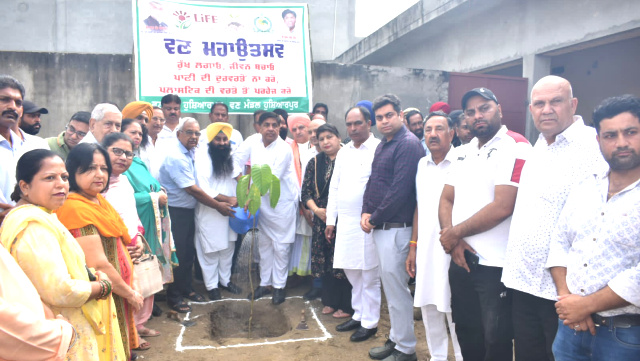 You are currently viewing ਕੈਬਨਿਟ ਮੰਤਰੀ ਜਿੰਪਾ ਨੇ ਵਣ ਮਹਾਉਤਸਵ ਦੌਰਾਨ ਸ੍ਰੀ ਹਿੰਦੂ ਗਊ ਰਕਸ਼ਣੀ ਗਊਸ਼ਾਲਾ ’ਚ ਲਗਾਏ ਪੌਦੇ