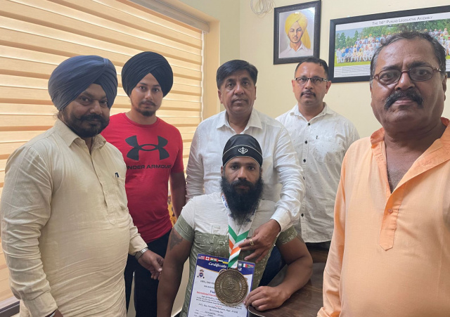 You are currently viewing ਕੈਬਨਿਟ ਮੰਤਰੀ ਜਿੰਪਾ ਨੇ ਅੰਤਰਰਾਸ਼ਟਰੀ ਪਾਵਰਲਿਫਟਿੰਗ ਚੈਂਪੀਅਨਸ਼ਿਪ ਵਿਚ ਸੋਨ ਤਗਮਾ ਜਿੱਤਣ ਵਾਲੇ ਰਵਿੰਦਰ ਪਾਲ ਸਿੰਘ  ਨੂੰ ਕੀਤਾ ਸਨਮਾਨਿਤ