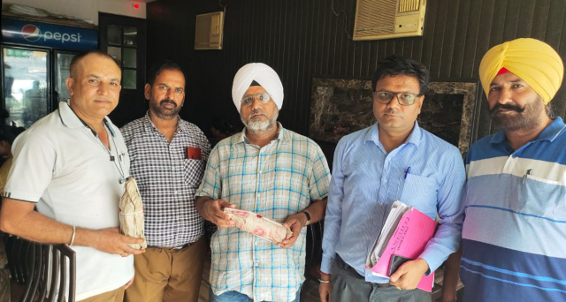 You are currently viewing ਜ਼ਿਲ੍ਹਾ ਸਿਹਤ ਅਫ਼ਸਰ ਨੇ ਵਰਤੇ ਗਏ ਤੇਲ ਦੇ ਲਏ 10 ਸੈਂਪਲ