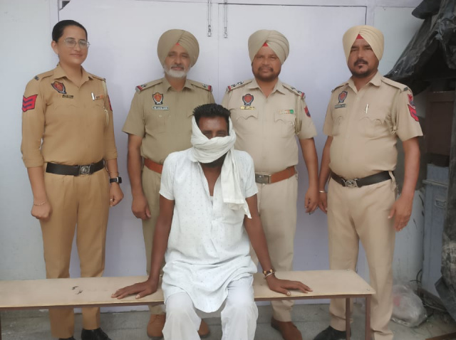 You are currently viewing 25 ਬੋਤਲਾਂ ਨਜਾਇਜ਼ ਸ਼ਰਾਬ ਸਮੇਤ ਇੱਕ ਵਿਅਕਤੀ ਪੁਲਿਸ ਅੜਿੱਕੇ