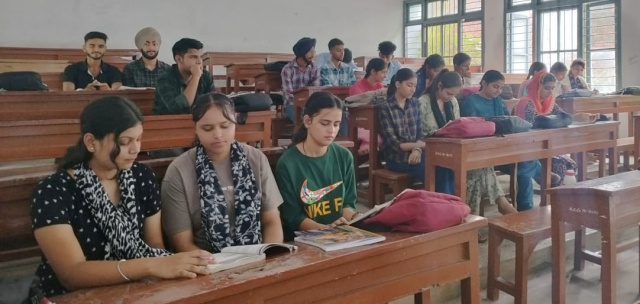 You are currently viewing ਆਜ਼ਾਦੀ ਦਿਹਾੜੇ ਨੂੰ ਸਮਰਪਿਤ ਕਵਿਤਾ,ਕਹਾਣੀ ਅਤੇ ਲੇਖ ਮੁਕਾਬਲੇ ਕਰਵਾਏ