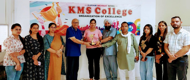 You are currently viewing ਐਮ.ਐਸ.ਸੀ ਫੈਸ਼ਨ ਡਿਜ਼ਾਇਨਿੰਗ ਦੂਸਰੇ ਸਮੈਸਟਰ ਦਾ ਨਤੀਜਾ 100 ਫੀਸਦੀ ਰਿਹਾ, ਵਿਦਿਆਰਥਣ ਨੇਹਾ ਨੇ 100 ਫੀਸਦੀ ਅੰਕ ਹਾਸਲ ਕਰਕੇ ਪਹਿਲਾ ਸਥਾਨ ਪ੍ਰਾਪਤ ਕੀਤਾ – ਚੇਅਰਮੈਨ ਚੌਧਰੀ ਕੁਮਾਰ ਸੈਣੀ