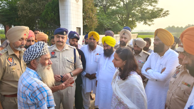 You are currently viewing ਡਿਪਟੀ ਕਮਿਸ਼ਨਰ ਤੇ ਐਸ.ਐਸ.ਪੀ ਨੇ ਮੁਕੇਰੀਆਂ ਤੇ ਟਾਂਡਾ ਦੇ ਹੜ੍ਹ ਪ੍ਰਭਾਵਿਤ ਪਿੰਡਾਂ ਦਾ ਕੀਤਾ ਦੌਰਾ