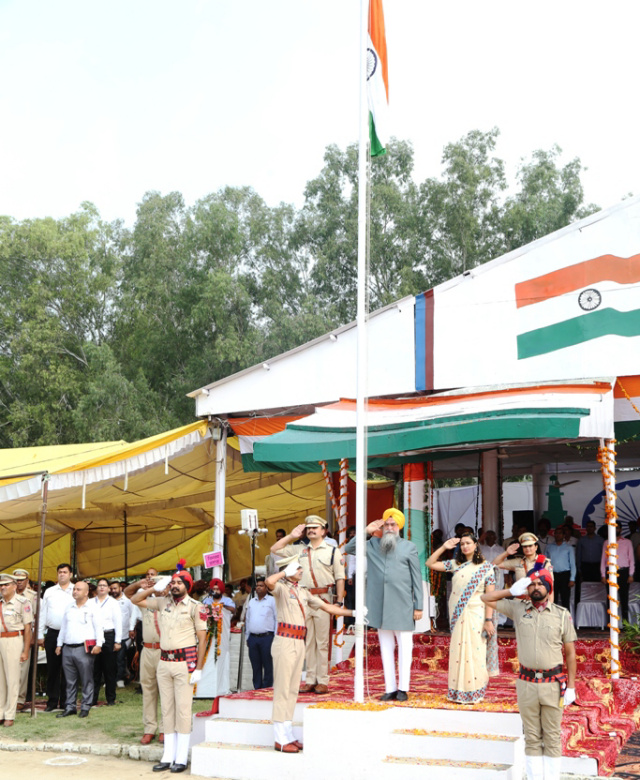 You are currently viewing ਅਜ਼ਾਦੀ ਦਿਹਾੜੇ ਮੌਕੇ ਸਪੀਕਰ ਕੁਲਤਾਰ ਸਿੰਘ ਸੰਧਵਾਂ ਨੇ ਹੁਸ਼ਿਆਰਪੁਰ ’ਚ ਲਹਿਰਾਇਆ ਤਿਰੰਗਾ