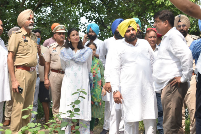 You are currently viewing ਕੈਬਨਿਟ ਮੰਤਰੀ ਜਿੰਪਾ ਅਤੇ ਈ.ਟੀ.ਓ ਨੇ ਵਿਧਾਇਕ ਰਾਜਾ ਗਿੱਲ ਨਾਲ ਧੁੱਸੀ ਬੰਨ੍ਹ ਦਾ ਕੀਤਾ ਦੌਰਾ