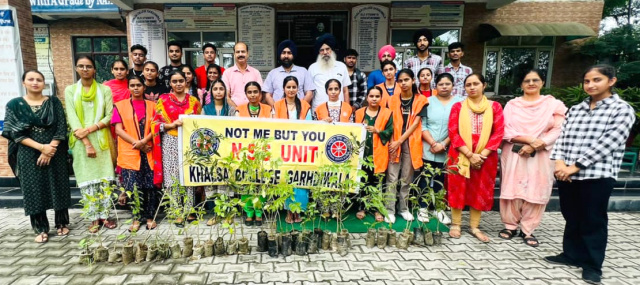 Read more about the article ਖਾਲਸਾ ਕਾਲਜ ਗੜ੍ਹਦੀਵਾਲਾ ਵਿਖੇ ਐੱਨ.ਐੱਸ. ਐਸ. ਯੂਨਿਟ ਵਲੋਂ ‘ਮੇਰੀ ਮਾਟੀ ਮੇਰਾ ਦੇਸ਼’ਅਭਿਮਾਨ ਤਹਿਤ ਬੂਟੇ ਲਗਾਏ ਗਏ