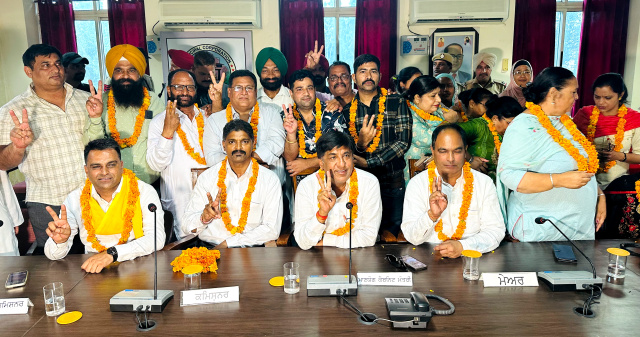 You are currently viewing ਨਗਰ ਨਿਗਮ ਹੁਸ਼ਿਆਰਪੁਰ ’ਚ ਹੋਈ ਆਮ ਆਦਮੀ ਪਾਰਟੀ ਦੀ ਜਿੱਤ