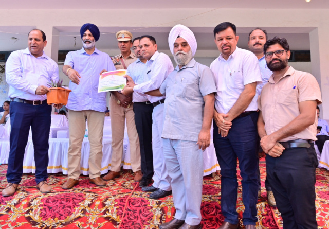 You are currently viewing ਸੁਤੰਤਰਤਾ ਦਿਵਸ ਮੌਕੇ ਸੰਤ ਨਿਰੰਕਾਰੀ ਮਿਸ਼ਨ ਦੀ ਬਰਾਂਚ ਦਸੂਹਾ ਨੂੰ ਸਮਾਜ ਸੁਧਾਰ ਵਿੱਚ ਉੱਘਾ ਯੋਗਦਾਨ ਪਾਉਣ ਤੇ ਕੀਤਾ ਗਿਆ ਸਨਮਾਨਿਤ