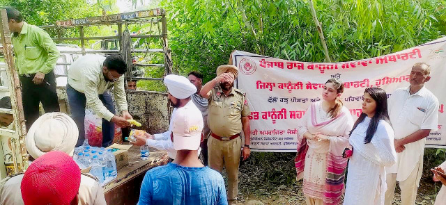Read more about the article ਸਕੱਤਰ ਜ਼ਿਲ੍ਹਾ ਕਾਨੂੰਨੀ ਸੇਵਾਵਾਂ ਅਥਾਰਟੀ ਨੇ ਮੁਕੇਰੀਆਂ ਦੇ ਹੜ੍ਹ ਪ੍ਰਭਾਵਿਤ ਪਿੰਡਾਂ ਦਾ ਦੌਰਾ ਕਰਕੇ ਰਾਹਤ ਸਮੱਗਰੀ ਵੰਡੀ