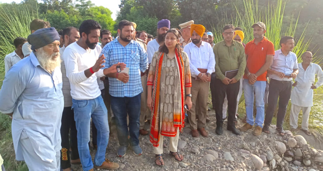 Read more about the article ਹੜ੍ਹ ਪ੍ਰਭਾਵਿਤ ਇਲਾਕਿਆਂ ਤੋਂ 4000 ਤੋਂ ਵੱਧ ਲੋਕਾਂ ਨੂੰ ਸੁਰੱਖਿਅਤ ਥਾਵਾਂ ‘ਤੇ ਪਹੁੰਚਾਇਆ ਗਿਆ : ਕੋਮਲ ਮਿੱਤਲ