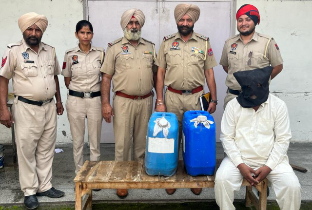 You are currently viewing ਵੱਡੀ ਮਾਤਰਾ ਵਿਚ ਨਜਾਇਜ਼ ਸ਼ਰਾਬ ਸਮੇਤ ਦੋ ਵਿਅਕਤੀ ਆਏ ਪੁਲਿਸ ਅੜਿੱਕੇ