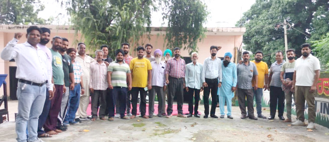 You are currently viewing *ਵਰਕਰ ਯੂਨੀਅਨ ਨੂੰ ਛੱਡ ਕੇ ਵਰਕਰਾਂ ਨੇ ਆਪਣੀ ਨਵੀਂ ਕਮੇਟੀ ਦਾ ਗਠਨ ਕਰਕੇ ਕੀਤੀ ਅਹੁਦੇਦਾਰਾਂ ਦੀ ਚੋਣ*