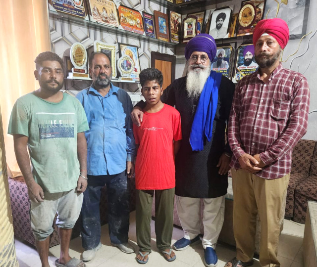 You are currently viewing ਬਾਬਾ ਦੀਪ ਸਿੰਘ ਸੇਵਾ ਦਲ ਗੜਦੀਵਾਲਾ ਵਲੋਂ ਇੱਕ ਹੋਰ ਲਾਪਤਾ ਵੀਰ ਨੂੰ ਪਰਿਵਾਰ ਨਾਲ ਮਿਲਾਇਆ