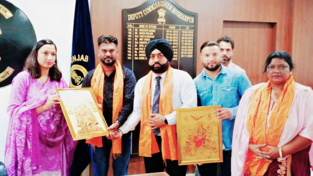 You are currently viewing शिव सेना सर्व धर्म पार्टी ने जिलाधीश को किया सम्मानित 