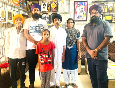 You are currently viewing ਬਾਬਾ ਦੀਪ ਸਿੰਘ ਸੇਵਾ ਦਲ ਐਂਡ ਵੈਲਫੇਅਰ ਸੁਸਾਇਟੀ ਗੜ੍ਹਦੀਵਾਲਾ ਨੇ ਇੱਕ ਹੋਰ ਵਿਅਕਤੀ ਨੂੰ ਪਰਿਵਾਰ ਨਾਲ ਮਿਲਾਇਆ