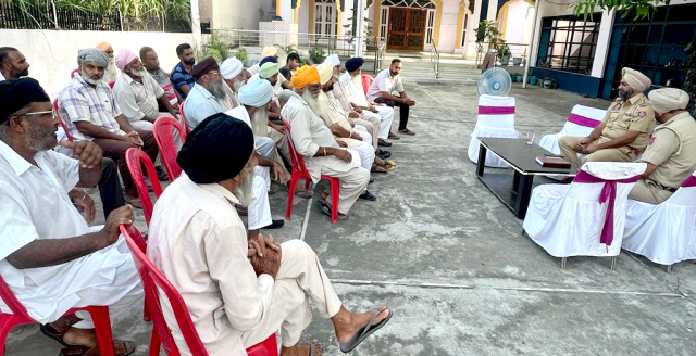 You are currently viewing ਗੜ੍ਹਦੀਵਾਲਾ ਪੁਲਿਸ ਨੇ ਵੱਖ-ਵੱਖ ਪਿੰਡਾਂ ‘ਚ ਸਰਪੰਚਾਂ ਪੰਚਾਂ,ਮੈਂਬਰ ਪੰਚਾਇਤ ਤੇ ਪਿੰਡ ਵਾਸੀਆਂ ਨਾਲ ਕੀਤੀਆਂ ਮੀਟਿੰਗਾਂ