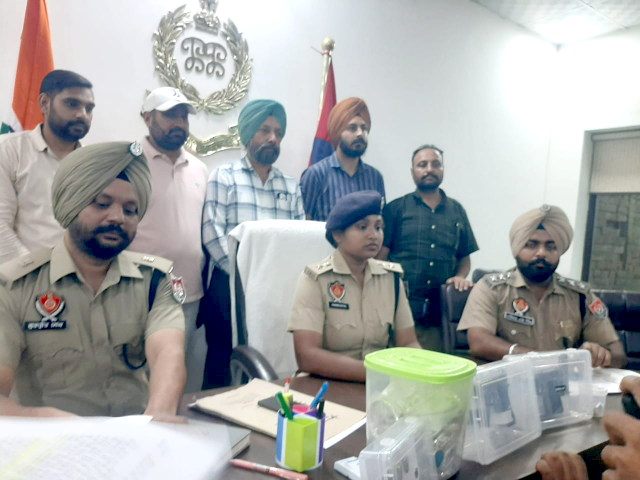 You are currently viewing ਸੁਨਿਆਰੇ ਦੀ ਦੁਕਾਨ ਤੋਂ ਹਥਿਆਰਾਂ ਦੀ ਨੋਕ ਪਰ ਲੁੱਟ-ਖੋਹ ਕਰਨ ਵਾਲੇ ਚਾਰ ਵਿਅਕਤੀਆਂ ਦੇ ਗੈਂਗ ਨੂੰ ਪੁਲਿਸ ਵੱਲੋਂ ਕੀਤਾ ਕਾਬੂ