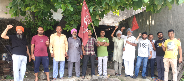 You are currently viewing ਸੀਪੀਆਈ ਐਮ ਵਲੋਂ ਕੇੰਦਰੀ ਕਮੇਟੀ ਦੇ ਸੱਦੇ ਤੇ ਹਫਤਾਵਾਰੀ ਜਨ ਸੰਪਰਕ ਮੁਹਿੰਮ ਦਾ ਅੱਜ ਗੜਦੀਵਾਲਾ ਤੋਂ ਕੀਤਾ ਆਗਾਜ