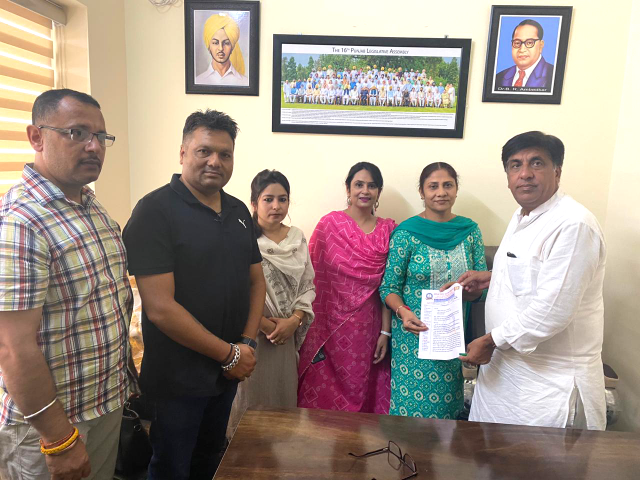 You are currently viewing ਕੈਬਨਿਟ ਮੰਤਰੀ ਬ੍ਰਮ ਸ਼ੰਕਰ ਜਿੰਪਾ ਨੂੰ ਪੀ ਐਚ ਡੀ ਗੌਰਮਿੰਟ ਸਕੂਲ ਟੀਚਰ ਐਸੋਸੀਏਸ਼ਨ ਦੇ ਵਫਦ ਨੇ ਸੌਂਪਿਆ ਮੰਗ ਪੱਤਰ