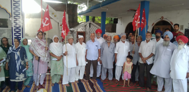 You are currently viewing ਸੀਪੀਆਈ ਐਮ ਵਲੋਂ ਕੇਂਦਰੀ ਕਮੇਟੀ ਦੇ ਸੱਦੇ  ਤੇ ਹਫਤਾਵਾਰੀ ਜਨ ਸੰਪਰਕ ਮੁਹਿੰਮ ਅੱਜ ਇਤਿਹਾਸਕ ਪਿੰਡ ਧੂਤਕਲਾਂ ਪਹੁੰਚਣ ਤੇ ਭਰਮਾ ਸਵਾਗਤ  