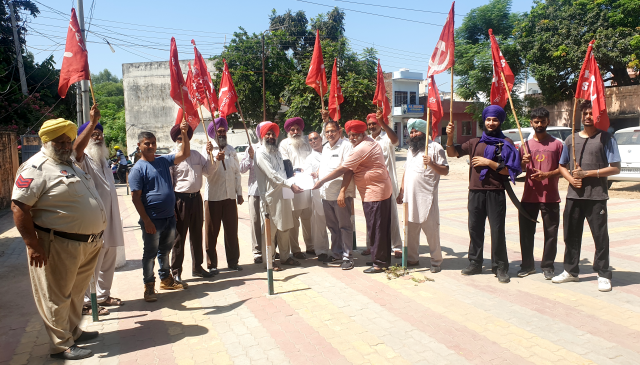 Read more about the article ਸੀਪੀਐਮ ਵਲੋ ਲੋਕਾਂ ਦੀਆਂ ਭਖਦੀਆਂ ਮੰਗਾਂ ਨੂੰ ਲੈ ਕੇ ਐਸਡੀਐਮ ਦਸੂਹਾ ਦਿੱਤਾ ਮੰਗ ਪੱਤਰ