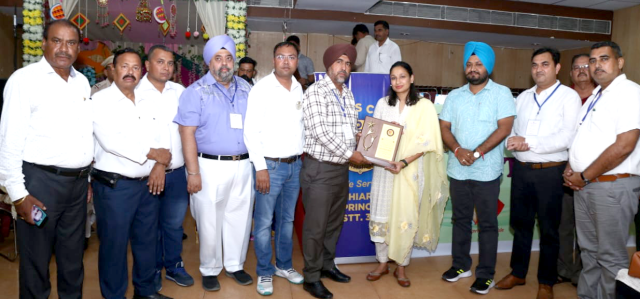 You are currently viewing कोच हरजिंदर सिंह टोनी को जिलाधीश ने किया बैस्ट अध्यापक अवार्ड से सम्मानित