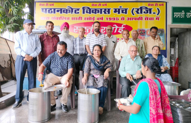 You are currently viewing ਮਨੋਰਮਾ ਗੁਪਤਾ ਦੀ 24ਵੀਂ ਬਰਸੀ ‘ਤੇ ਕਿਫਾਇਤੀ ਰਸੋਈ ਲਈ ਯੋਗਦਾਨ