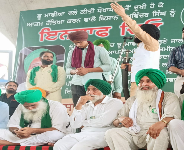 You are currently viewing *14 ਦਿਨ ਮਰਨ ਵਰਤ, ਮਹੀਨੇ ਤੋਂ ਵੱਧ ਸ਼ਾਂਤਮਈ ਅੰਦੋਲਨ ਰਾਹੀਂ ਪ੍ਰਸ਼ਾਸਨ ਨੂੰ ਝੁਕਾ ਕੇ ਪੀੜਤ ਪਰਿਵਾਰ ਨੂੰ 29 ਏਕੜ ਵਾਹੀ ਯੋਗ ਜ਼ਮੀਨ ਦਿਵਾਉਂਦੇ ਹੋਏ ਸਿੱਧੂਪੁਰ ਨੇ ਮੋਰਚਾ ਕੀਤਾ ਫਤਿਹ*