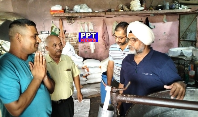 You are currently viewing ਜ਼ਿਲ੍ਹਾ ਸਿਹਤ ਅਫ਼ਸਰ ਨੇ ਖਾਣ-ਪੀਣ ਵਾਲੇ ਪਦਾਰਥਾਂ ਦੇ ਲਏ 11 ਸੈਂਪਲ