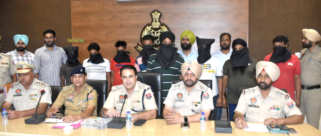 You are currently viewing ਹੁਸ਼ਿਆਰਪੁਰ ਪੁਲਿਸ ਵੱਲੋਂ ਗੰਨਮੈਨ ਤੇ ਅਸਲਾ ਲਾਈਸੈਂਸ ਹਾਸਿਲ ਕਰਨ ਲਈ ਆਪਣੇ ਘਰ ਤੇ ਹਮਲਾ ਕਰਵਾਉਣ ਵਾਲੇ ਦੋਸ਼ੀ ਕਾਬੂ