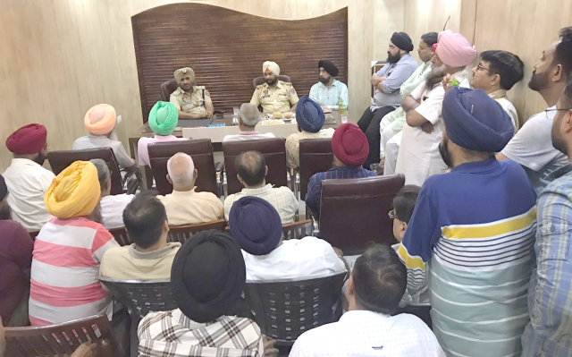 You are currently viewing ਡੀ ਐਸ ਪੀ ਦਸੂਹਾ ਦੀ ਅਗਵਾਈ ਹੇਠ ਪੁਲਿਸ ਪਬਲਿਕ ਮੀਟਿੰਗ ਦਾ ਆਯੋਜਨ