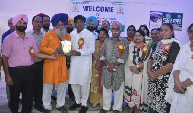 You are currently viewing ਖੂਨਦਾਨ ਤੇ ਨੇਤਰਦਾਨ ਸੇਵਾ ਨੂੰ ਸਮਰਪਿਤ ਭਾਈ ਬਰਿੰਦਰ ਸਿੰਘ ਮਸੀਤੀ ਦਾ ਕੈਬਨਿਟ ਮੰਤਰੀ ਜਿੰਪਾ ਵਲੋਂ ਵਿਸ਼ੇਸ਼ ਸਨਮਾਨ