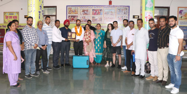 Read more about the article ਲੋਕ ਸੰਪਰਕ ਵਿਭਾਗ ਦੇ ਕਰਮਚਾਰੀ ਸੂਰਜ ਮੋਹਨ ਨੂੰ ਸੇਵਾਮੁਕਤੀ ਮੌਕੇ ਸ਼ਾਨਦਾਰ ਵਿਦਾਇਗੀ ਪਾਰਟੀ