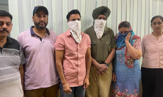 You are currently viewing ਵਿਜੀਲੈਂਸ ਬਿਊਰੋ ਨੇ ਸਿਨੀਅਰ ਅਕਾਲੀ ਆਗੂ ਜਰਨੈਲ ਸਿੰਘ ਵਾਹਿਦ, ਪਤਨੀ ਰੁਪਿੰਦਰ ਕੌਰ ਵਾਹਿਦ ਅਤੇ ਪੁੱਤਰ ਸੰਦੀਪ ਸਿੰਘ ਨੂੰ ਕੀਤਾ ਗ੍ਰਿਫ਼ਤਾਰ