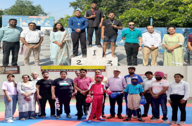 You are currently viewing ਖੇਡਾਂ ਵਤਨ ਪੰਜਾਬ ਦੀਆਂ- -ਡਿਪਟੀ ਕਮਿਸ਼ਨਰ ਨੇ ਜ਼ਿਲ੍ਹਾ ਪੱਧਰੀ ਤੈਰਾਕੀ ਮੁਕਾਬਲਿਆਂ ਦੀ ਕਰਵਾਈ ਸ਼ੁਰੂਆਤ